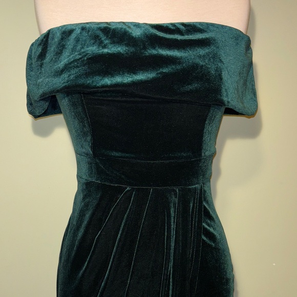 Elegant Off-Shoulder Green Velvet Dress - Picture 5 of 8